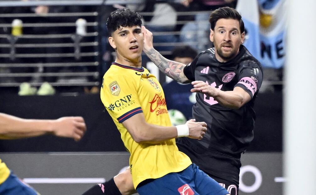 Kevin Álvarez y Lionel Messi durante el partido amistoso entre América e Inter Miami - Foto: AFP