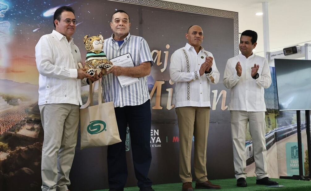 Mérida Yuc. 10 de abril 2025
“Ceremonia de Premiación del Pasajero un Millón”, en las instalaciones de la estación Mérida-Teya del Tren Maya con la presencia del ganador Wilbert Tomás Barbosa López de CDMX y radica en Mérida. Foto: Berenice Fregoso / EL UNIVERSAL