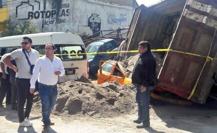 Volcadura de camión cargado con arena deja un muerto en Huixquilucan