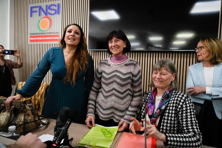 Gloria Branciani y Mirjam Kova, ex religiosas víctimas de abuso sexual. Foto: AP Photo/Alessandra Tarantino