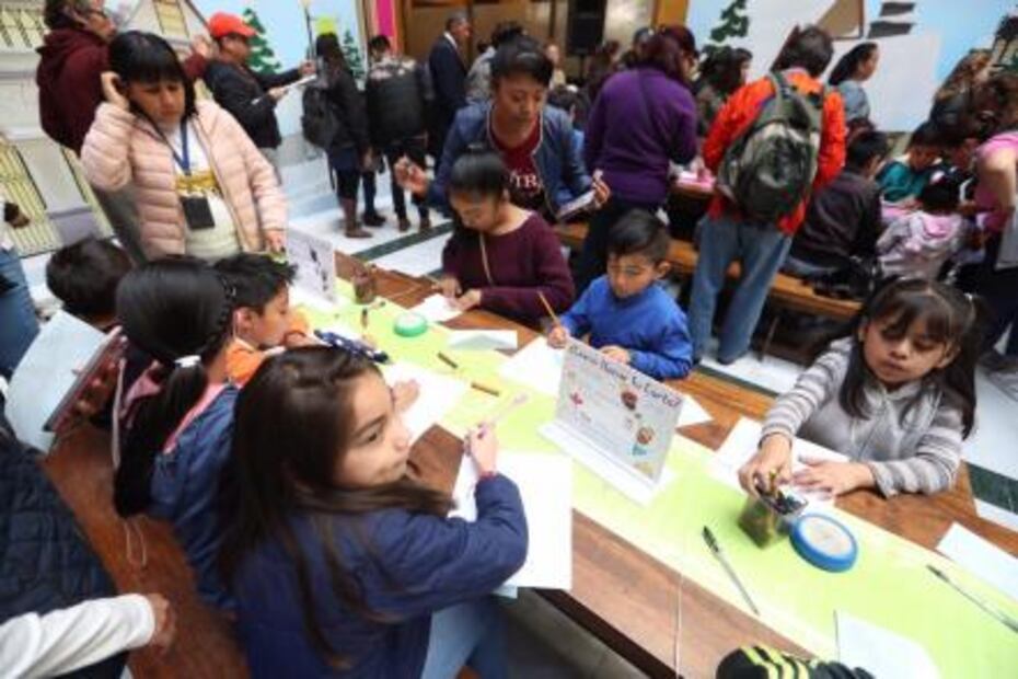 Niños regresan al correo tradicional para enviar su carta a los Reyes Magos