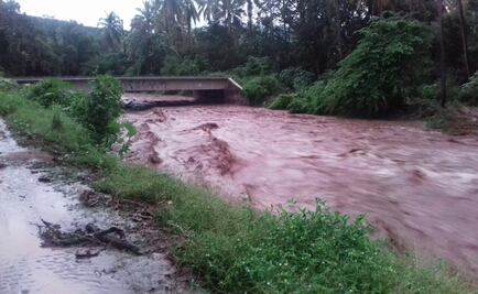 Atiende PC desbordamiento de un río en La Huacana, Michoacán