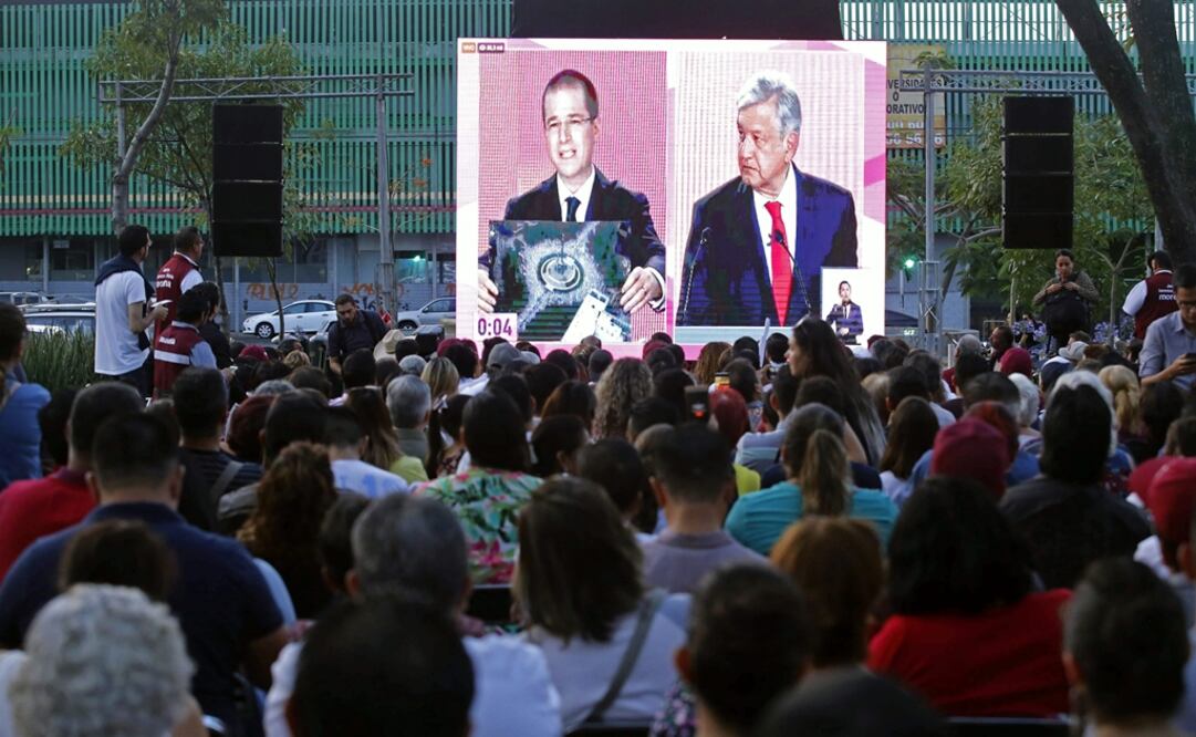 People watching the presidential debate in Jalisco - Photo: Ulises Ruiz/AFP
