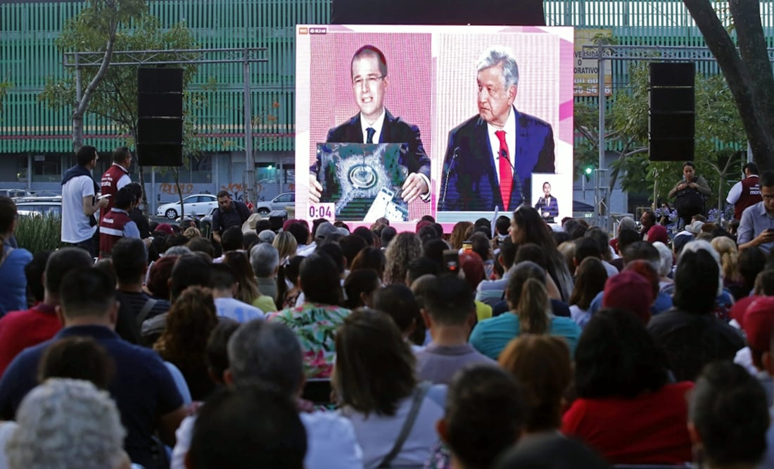 People watching the presidential debate in Jalisco - Photo: Ulises Ruiz/AFP