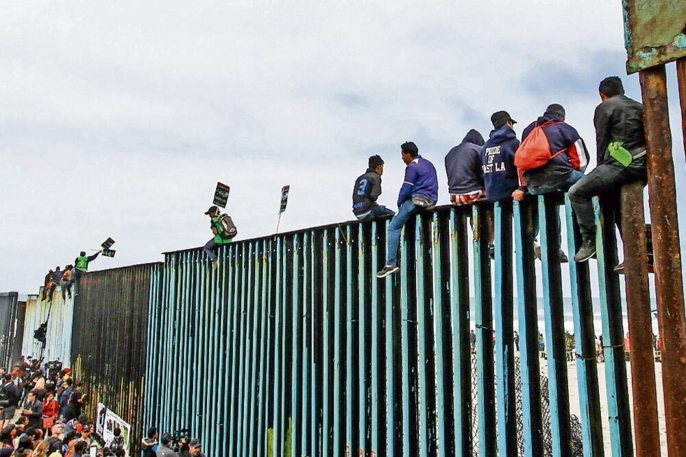 Apoyo oficial. Las autoridades mexicanas deben trabajar en coordinación co empresarios para poder integrar a sus municipios de origen los paisanos deportados de Estados Unidos (ARCHIVO EL UNIVERSAL)