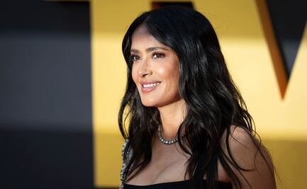 Salma Hayek impacta con elegante "little black dress" ceñido