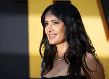 Salma Hayek impacta con elegante "little black dress" ceñido