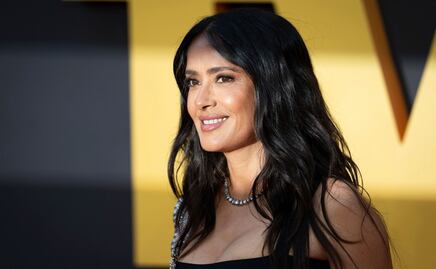 Salma Hayek impacta con elegante "little black dress" ceñido