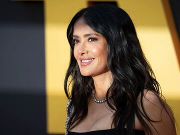 Salma Hayek impacta con elegante "little black dress" ceñido