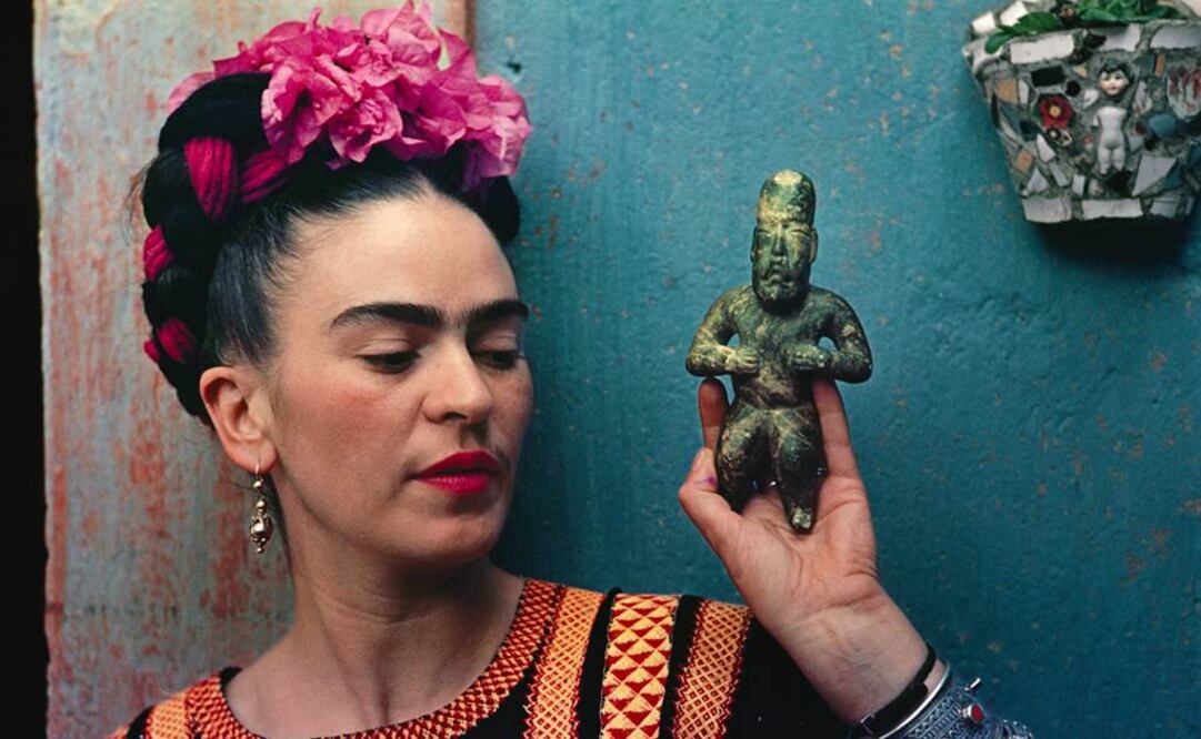 El hecho de que Frida se casara con un hombre 20 años mayor que ella, Diego Rivera; su forma de vestir muy folclórica, con símbolos de la mexicanidad, sus cejas tal cual, sin depilar fueron parte de sus rasgos icónicos. FOTO: Archivo/EFE