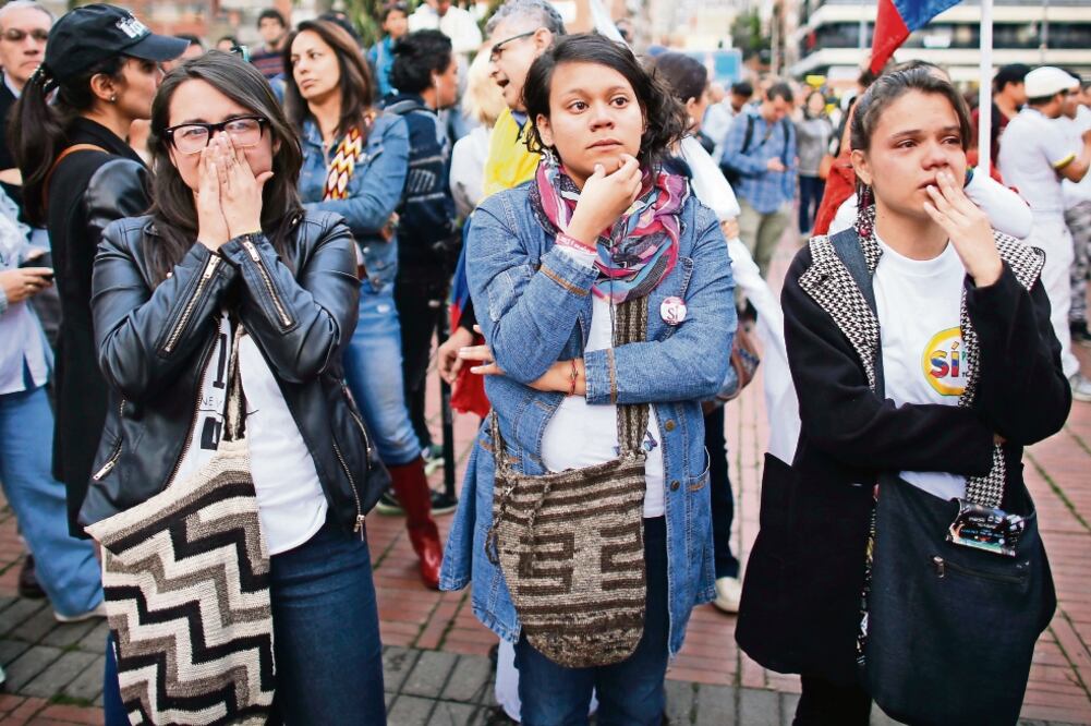 Colombianas que apoyaron el “sí ” al acuerdo de paz reaccionaron ayer con tristeza al conocerse los resultados del referéndum, en Bogotá (ARIANA CUBILLOS. AP)