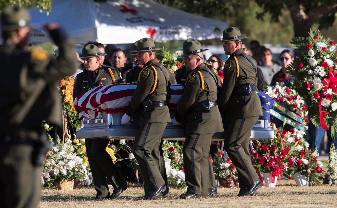 Los agentes de la Patrulla Fronteriza de los Estados Unidos llevan el cuerpo del compañero Rogelio Martínez a su tumba en El Paso. (FOTO: EFE)