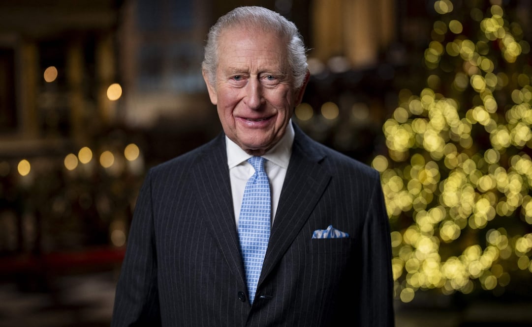 El rey Carlos III de Gran Bretaña sonríe durante la grabación de su mensaje navideño en la Capilla de la Virgen Enrique VII de la Abadía de Westminster, en el centro de Londres. Este año es la primera vez que el mensaje navideño del Soberano se filma fuera de una residencia real desde 2006, cuando se filmó en la Catedral de Southwark. Foto: AFP