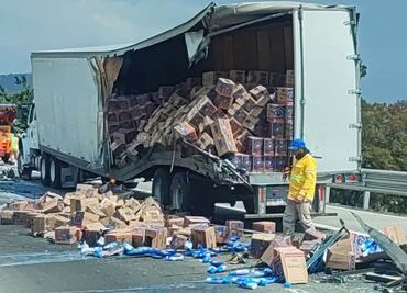 Choque de tractocamión con autobús en la México-Puebla deja 8 lesionados
