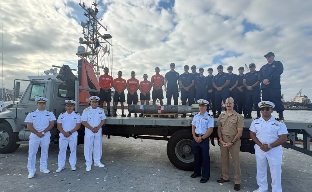 Personal naval recuperó un torpedo de práctica que se encontraba a la deriva, a aproximadamente a 39.4 kilómetros de Ensenada, Baja California. Foto: Semar