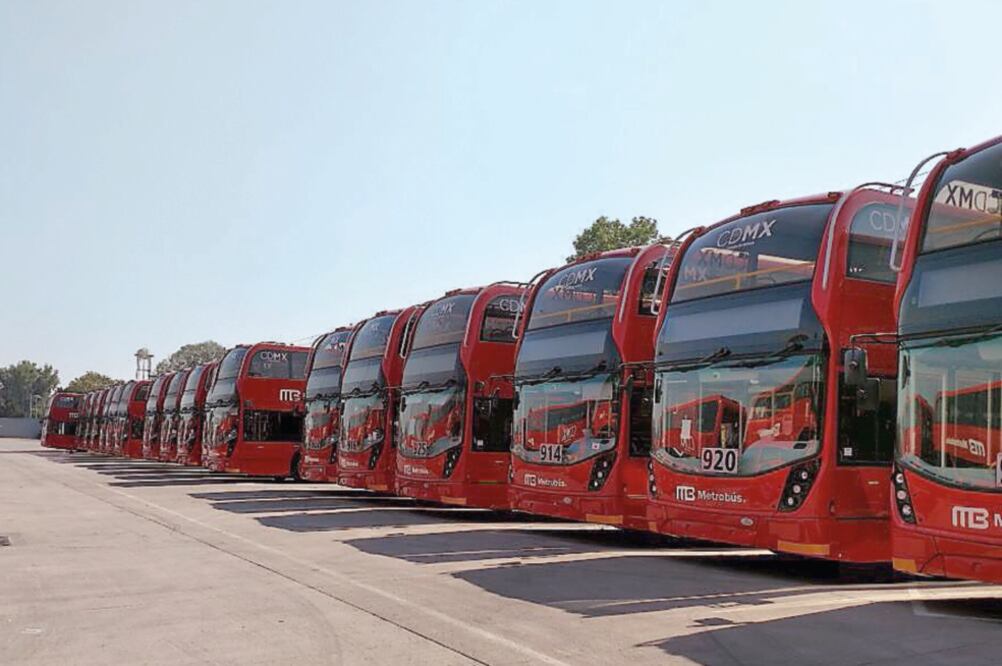 En las unidades de doble piso, siete de cada 10 personas ocuparán un asiento, y en la parte superior no podrán viajar pasajeros parados, según autoridades. (ESPECIAL)