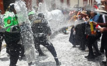 Protesta contra Boluarte termina en carnaval y los policías se unen a la fiesta