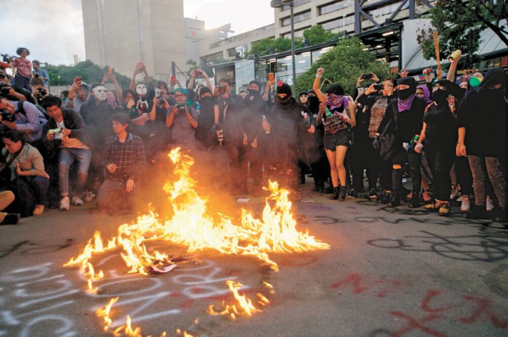 Antes de la marcha, mujeres quemaron una manta que colocaron en la explanada de la Glorieta de Insurgentes; exigieron parar la violencia de género que se vive en la capital. Foto: GERMÁN ESPINOSA. EL UNIVERSAL