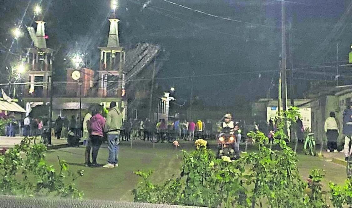 Tras el repicar de las campanas de la iglesia, los pobladores enardecidos exigían justicia. Foto: Especial
