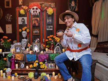 Famosos pasan tradición de Día de Muertos a nuevas generaciones