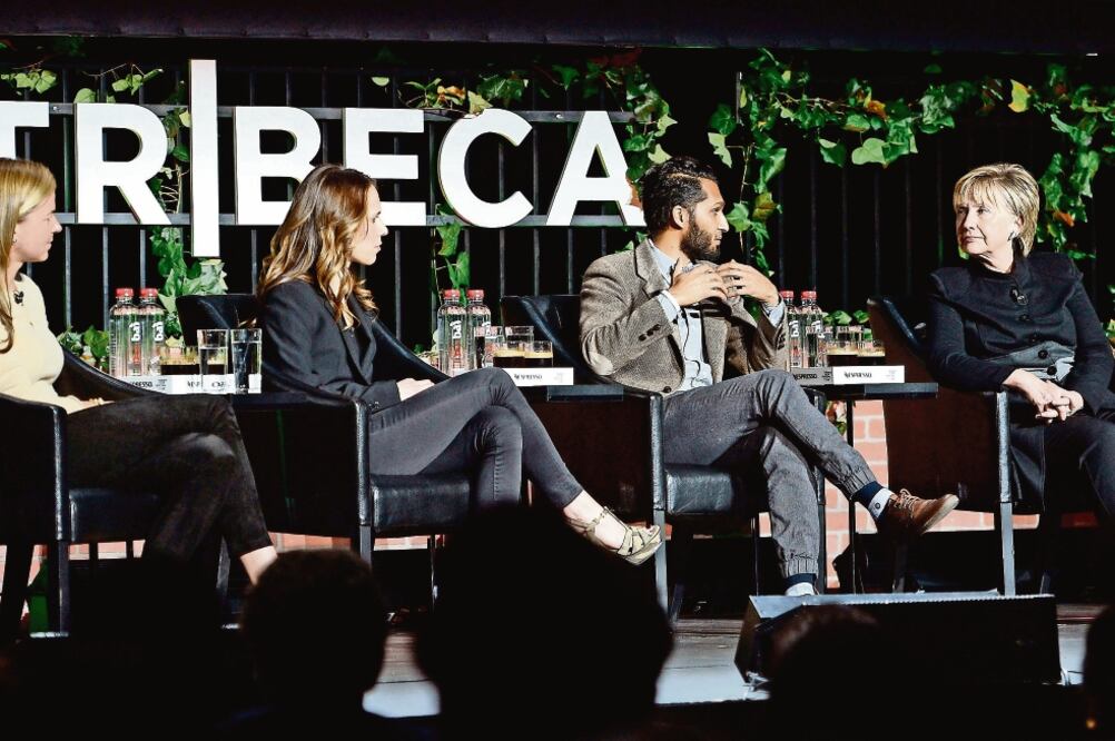 El guionista Imraan Ismail y Hillary Clinton hablarón sobre caza furtiva (REUTERS)