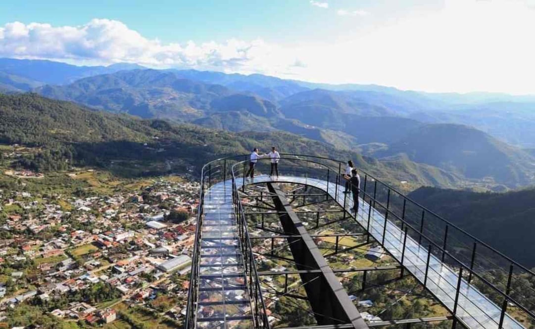 Para la construcción de este puente de cristal en Oaxaca se invirtieron alrededor de 1.8 millones de pesos. Foto: Twitter @ArmandoContCast diputado federal de Oaxaca