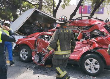 Video. Captan el momento exacto en que auto impacta a Metrobús en Insurgentes Norte