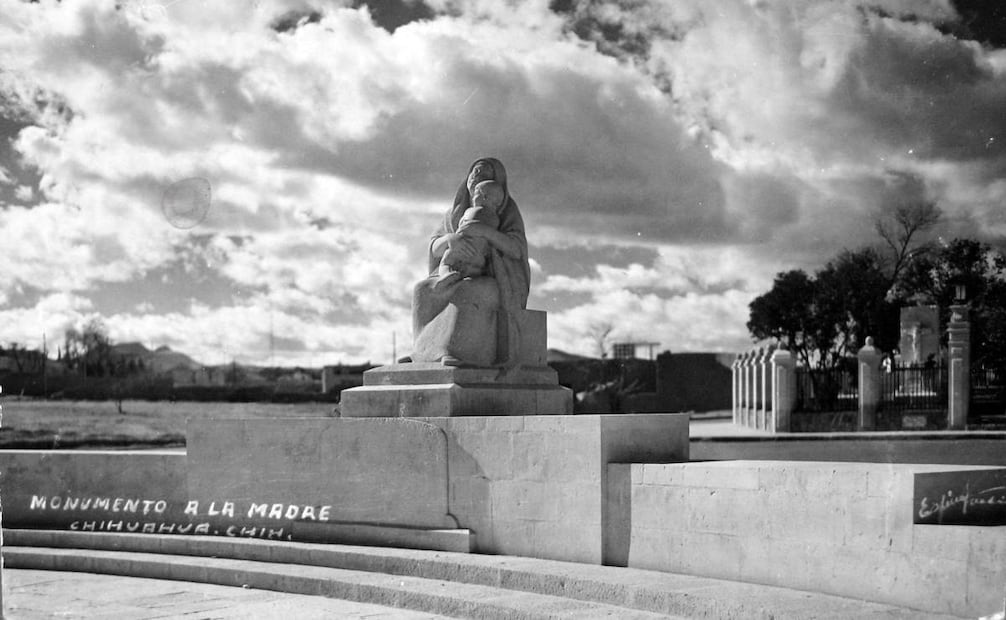 Una postal de los años sesenta en la que se aprecia el Monumento a la Madre en el Santuario de Guadalupe en Chihuahua. Col. Villasana.