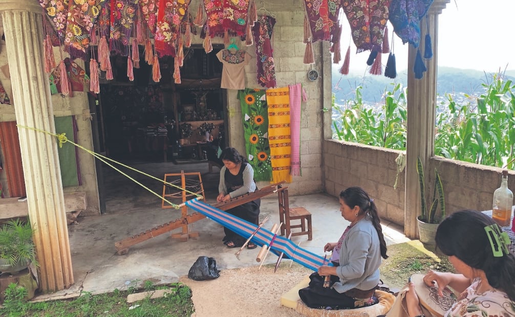 En el taller, las mujeres elaboran vestidos, blusas, manteles, servilleteros, camisas, vestido tradicional de novia, así como el poncho de hombre. Fotos: de María de Jesús Peters