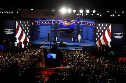 En 2006, Clinton apoyó un muro fronterizo, acusa Trump