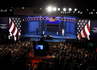 En 2006, Clinton apoyó un muro fronterizo, acusa Trump