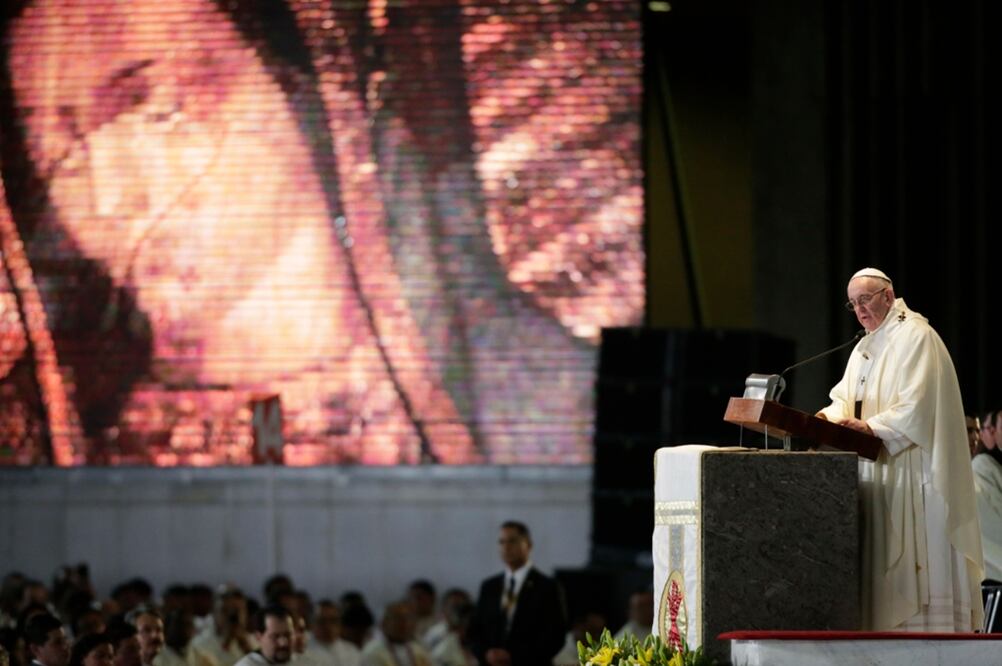 El Papa Francisco subrayó que como lo hizo con San Juan Diego, la virgen de Guadalupe hoy "nos vuelve a decir sé mi embajador, sé mi enviado a construir tantos y nuevos santuarios, acompañar tantas visas, consolar tantas lágrimas", durante la misa que ofició en la Basílica de Guadalupe. Foto Luis Cortés/EL UNIVERSAL