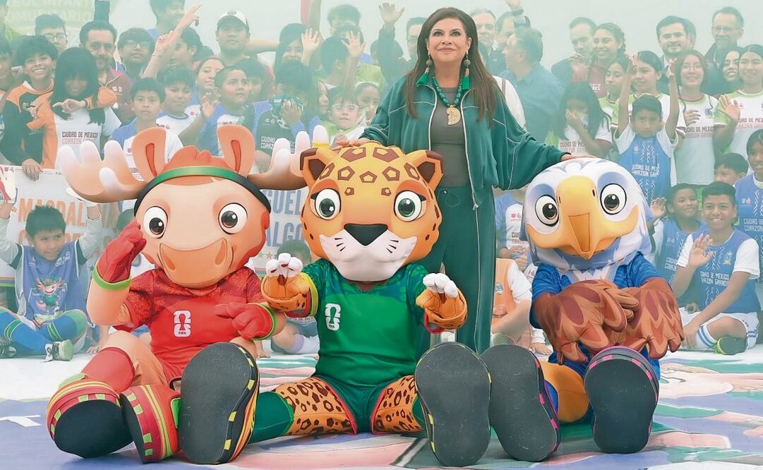 La jefa de Gobierno entregó uniformes para el torneo de fútbol infantil Ollamaliztli. Foto: Especial