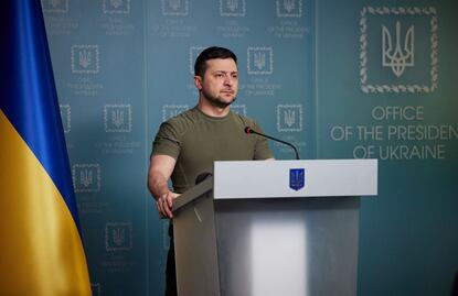 “No le tengo miedo a nadie. Me quedo en Kiev”, dice Zelensky