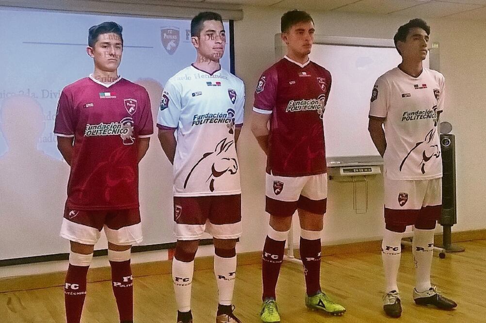 Este es el uniforme del equipo. La playera es interactiva y permite entrar a la App (DANIEL BLUMROSEN JUÁREZ. EL UNIVERSAL) 