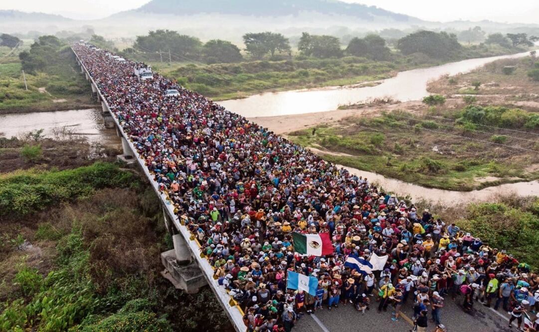 Aerial view of Honduran migrants heading in a caravan to the US – Photo: Guillermo Arias/AFP