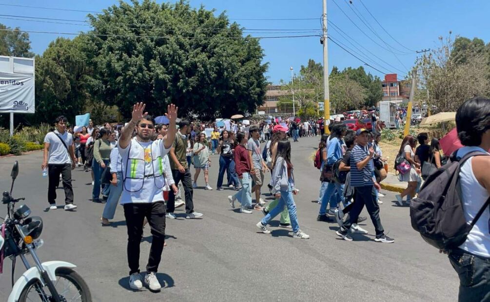 Al grito de “Psicología está de luto”, compañeros de Aylin Rodríguez realizan marcha silenciosa por su feminicidio (04/04/2025). Foto: Especial