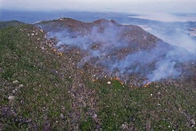 Sin control, el fuego en el parque El Veladero