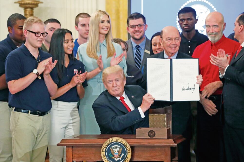 El presidente Donald Trump, durante una ceremonia donde firmó una orden sobre empleos, en la Casa Blanca (PABLO MARTÍNEZ MONSIVAIS. AP)