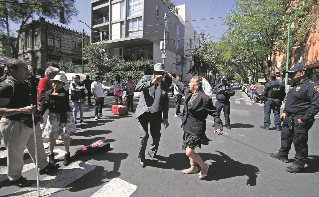 Adultos mayores y sonideros armaron una protesta-baile frente al departamento de la alcaldesa Sandra Cuevas; personal de la demarcación llegó a retirarlos y se registraron empujones. Foto: Carlos Mejía / EL UNIVERSAL