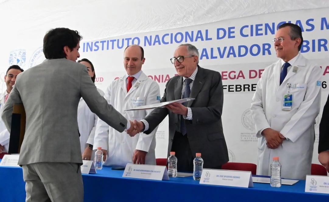 El secretario de Salud, David Kershenobich, entrega un diploma durante la ceremonia, en reconocimiento a la preparación académica de las y los especialistas. Foto: @SSalud_mx.