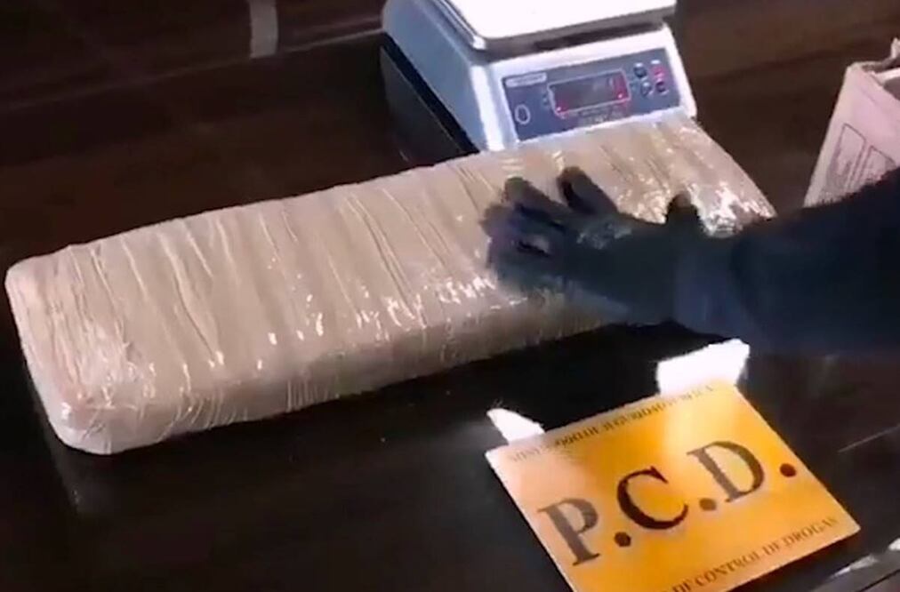Un oficial antidroga costarricense pesa uno de los 737 paquetes con la marihuana exportada de México a Costa Rica y que pesó mil 474 kilogramos. Foto: Ministerio de Seguridad Pública de Costa Rica