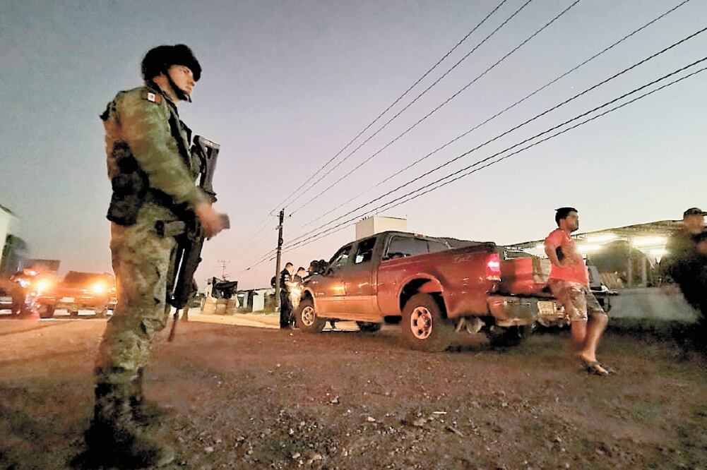 Los 197 fusileros paracaidistas del Ejército, que el pasado domingo arribaron a Culiacán para participar en tareas de seguridad, fueron desplegados en puntos de revisión instalados en las entradas y salidas de la ciudad. FOTOS: CORTESÍA