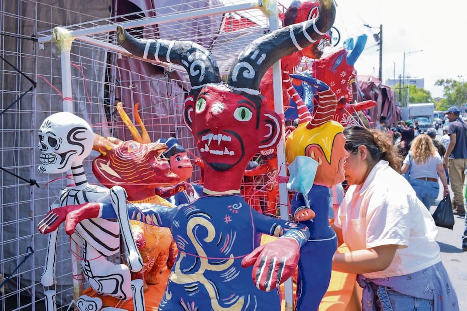 La familia Susano hace Judas y calaveras que se venden en el Mercado de Sonora de la CDMX. Foto: SANTIAGO CADENA/EL UNIVERSAL