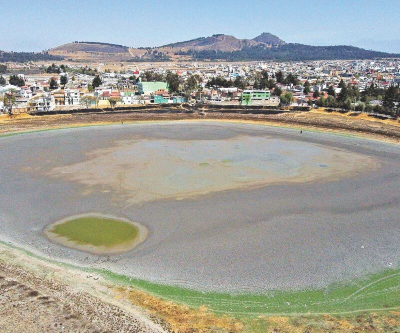La Laguna de Ojuelos se empezó a secar en más de 90% desde el año pasado. En 2016, el ayuntamiento informó que no contaba con el presupuesto para el saneamiento de la zona. Foto: JORGE ALVARADO. EL UNIVERSAL