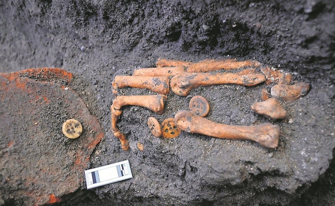 Además de los restos humanos, con impacto de bala, se encontraron suelas de zapatos, botones de ropa y una cruz de metal. Fotos: INAH