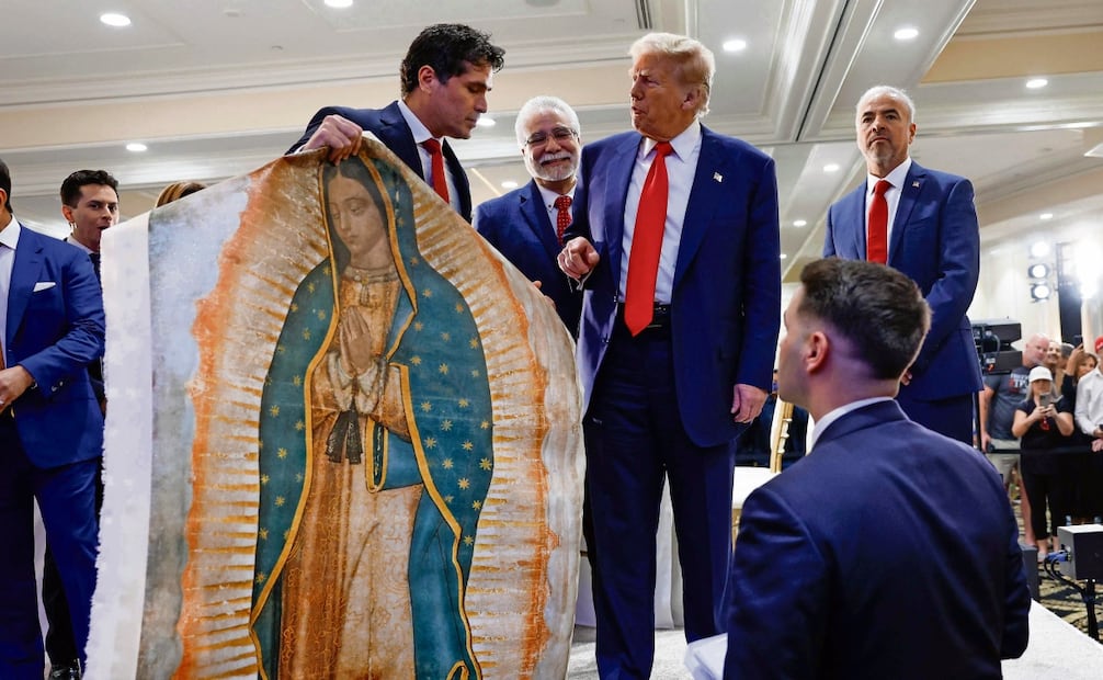 El actor mexicano Eduardo Verástegui muestra a Trump una imagen de la Virgen de Guadalupe. Foto: AFP