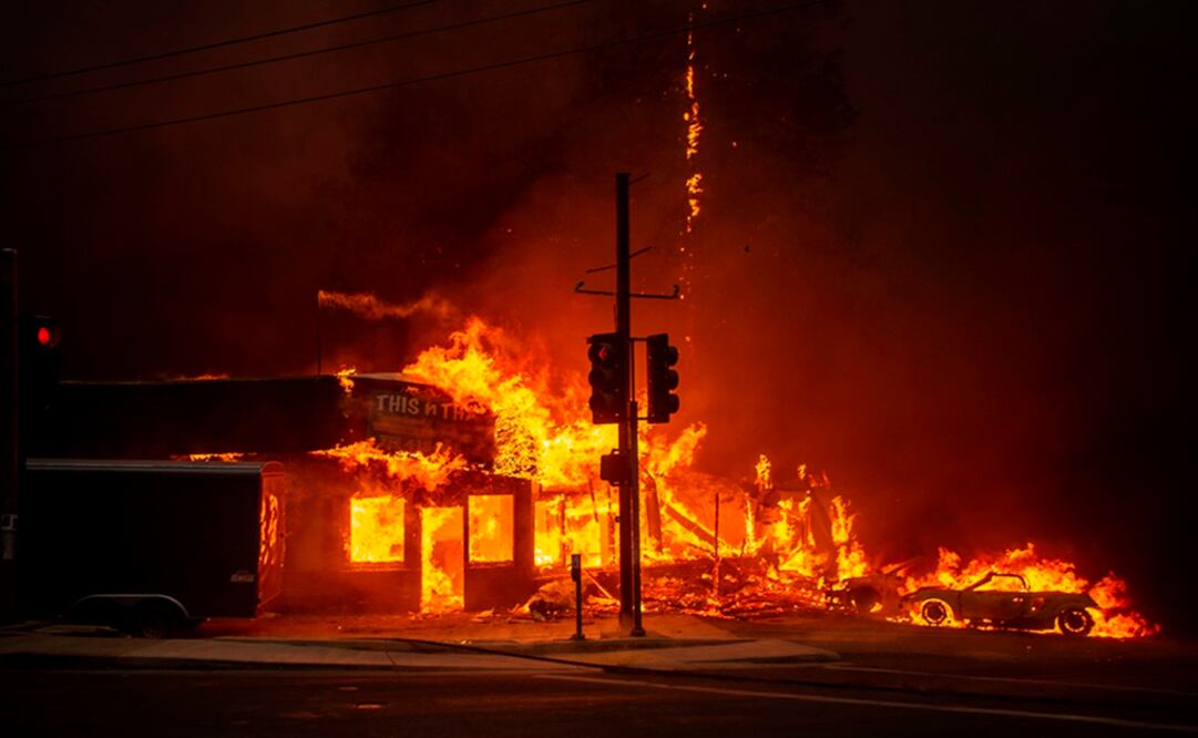 "Las víctimas fueron localizadas en vehículos que fueron alcanzados por el incendio Camp", indicó un comunicado. Foto: AFP