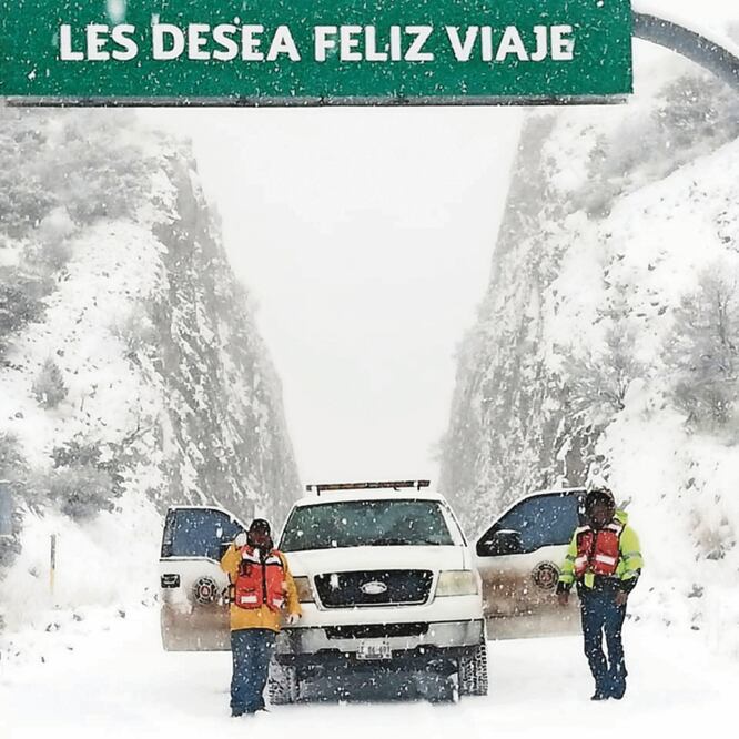 En Chihuahua se registraron nevadas y caída de aguanieve en cinco municipios; la carretera Janos-Agua Prieta fue cerrada a la circulación. Foto: ESPECIAL