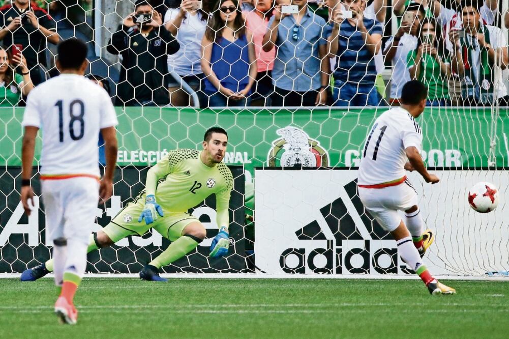 Elías Hernández cobró un penalti que hizo efectivo para incrementar la ventaja sobre la albirroja, al minuto 26. (TED S. WARREN.)